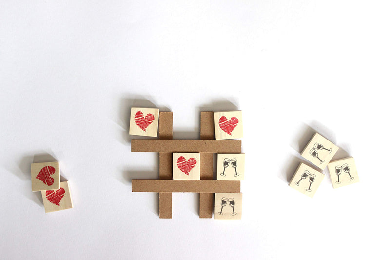 IVEI Wooden Couple Tic-Tac-Toe Fridge Magnet - Heart & Glass Print - Unique Gift for Your Loved Ones, Spouse - Anniversary-Wedding-Valentine’s Gift - Hand Made Noughts and Crosses Game Magnets