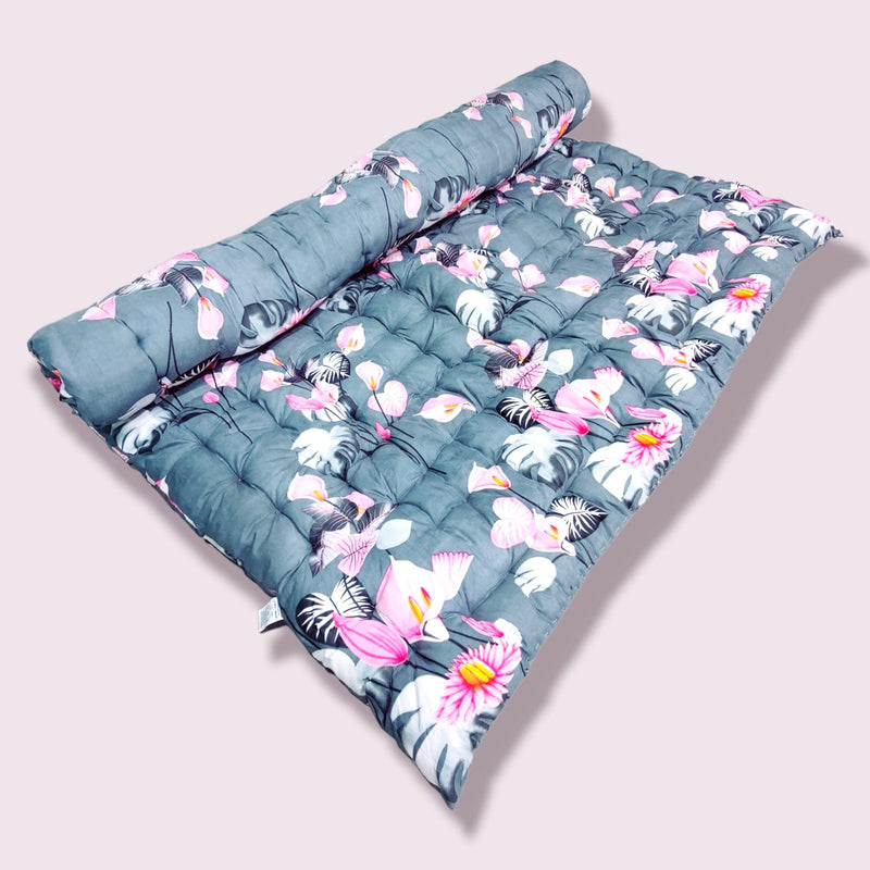 Deevine Craft Soft Cotton Quilt | Foldable Movable Picnic Light Weight Filled Single Firm Mattress| Gadda (3D Design Printed, Small Queen Capacity, 4 x 6 ft or 48 x 72 Inches) (Grey Floral)