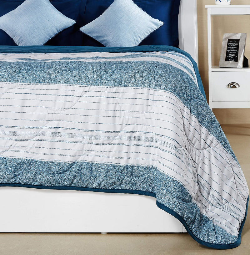 Amazon Brand - Solimo Brickline Microfibre Printed Quilt Blanket/Comforter, Single, 220 GSM, Blue, reversible